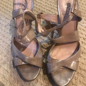COMFY Vince Camuto 8M Silver Heels!! *SO WALKABLE*
